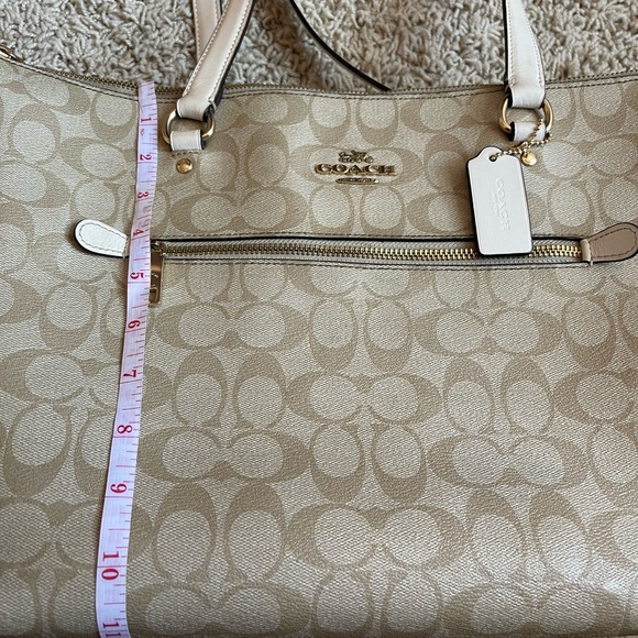 Coach Gallery Tote In Signature Canvas - Picture 11 of 12